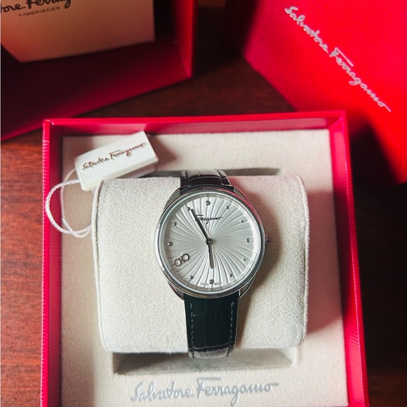 NEW Ferragamo Cuir Stainless Steel & Leather-Strap
Watch - Picture 6 of 8